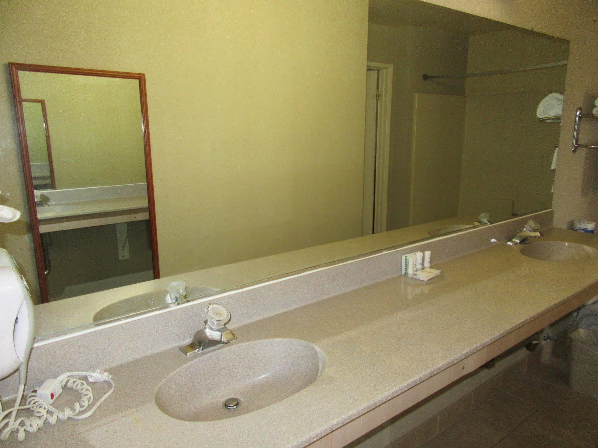 Ramada By Wyndham Angeles/wilshire Center 3*